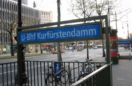 1.0 Der Kurfürstendamm... da steht auch dieses U-Bahn Schild...