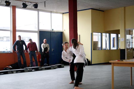 2.5 Bailey zeigt die 6. Ippon Kumite, schön hoch zum Kopf