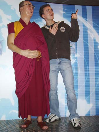 0.5.8 Der Alex und Dalai Lama... Na, was schaut ihr zwei euch da an