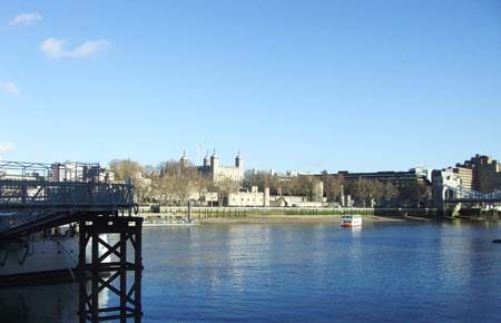 0.7.2 links HMS Belfast, ganz rechts, nicht zu sehen, Tower Bridge und vor Kopf ganz klein, der Tower of London