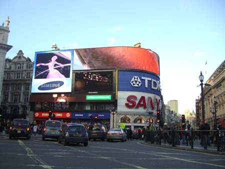 0.7.4 Der belebte Platz im Zentrum von London... Der Piccadilly Circus, bekannt auch durch den Eros Brunnen und der Leuchttafeln