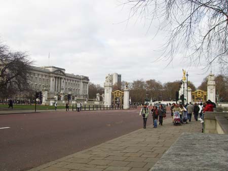 0.8.0 Ach schau an, der Buckingham Palace... dient als Austragungsort für offizielle Anlässe des Staates