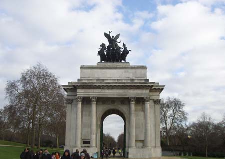 0.8.6 Am Buckingham Palace rechts vorbei gelangt man zum Triumphbogen Wellington Arch (sündl. vom Hyde Park)