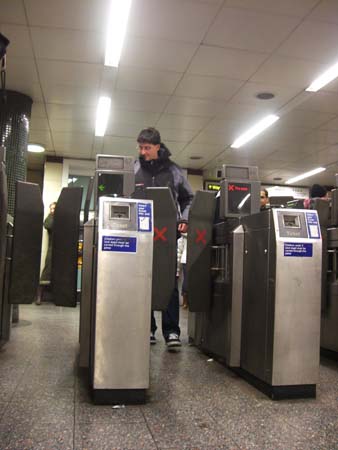 0.9.4 Der Manuel kommt hier um die Ecke, bleibt die U-Bahn auf der Strecke... Hääää...