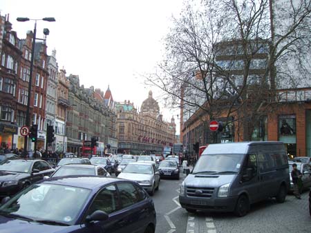 1.3.3 Back in London.. Hier sehen wir das berühmteste, bekannteste und größte Kaufhaus der Welt Harrods