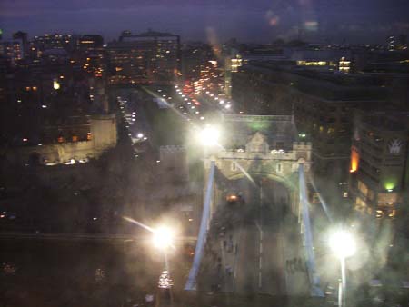 1.6.9 Auf der Tower Bridge ganz oben... Blick auf den Tower