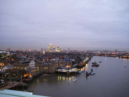 1.7.1 ... dieses Bild... Blick von oberhalb der Tower Bridge auf Canary Wharf und Docklands