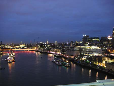 1.7.2 Ebenfalls Blick von der Tower Bridge ganz oben... Dieses Mal die andere Seite