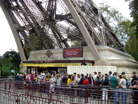 0.5.8 Hier gibts die Karten, Manuel und Alex waren schon oft in Paris, nicht einmal haben sie jedoch den Aufzug bis zur zweiten Etage genommen. Also auch heute heißt es schön laufen!