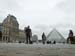0.9.5 Ah, da ist der Manuel, im Hintergrund Louvre, der Sully Flügel und die bekannte Pyramide