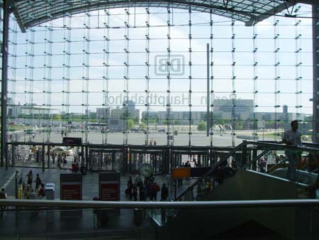 0.0.0.5 Ankunft am Berliner Hauptbahnhof. Aufgrund der vorhandenen Ortskenntnisse wissen wir, wo wir lang müssen