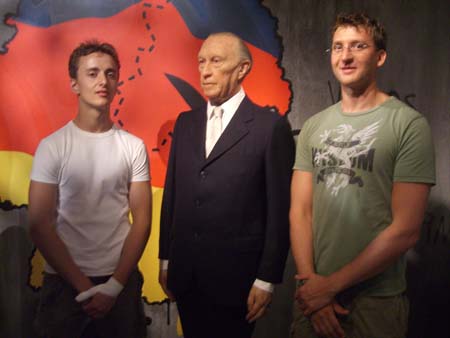 0.0.1.3 Ein wenig geschichtliches. Na, mit wem sind wir hier zu sehen... Nicht ganz einfach... Mittig Konrad Adenauer, rechts der Manuel und links, na... rrrichtig, der Alex
