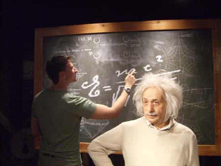 0.0.1.8 Manuel löst Aufgaben, die ihm Einstein gestellt hat