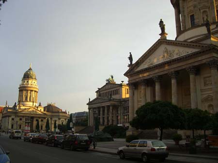 0.0.4.6 Riesig. Der schönste Platz Berlins, wie es häufig heißt. Hinten links seht ihr den Deutschen Dom und vorne rechts den Französischen Dom. Mittig steht das Konzerthaus