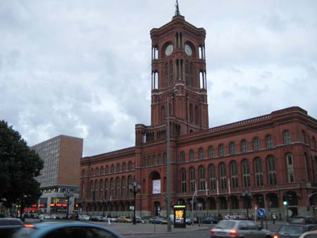 0.0.5.4 Über den Lustgarten und dem Nikolaiviertel sind wir zum bekannten Roten Rathaus gelaufen... Na, wer hat hier seinen Sitz... Muß wohl nicht erwähnt werden