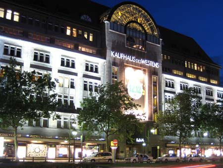 0.0.5.7 Auf dem Rückweg zu unserem Hotel in der Nacht am KaDeWe vorbei... Da gehen wir natürlich auch noch rein