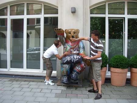 0.0.7.4 Alex und Manuel auf dem Weg zum Park Inn Hotel von der Museumsinsel aus