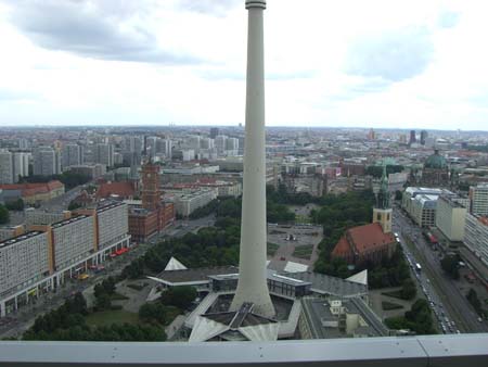 0.0.7.7 Hey. hier sind wir auf dem Dach. Was für eine Aussicht. Vorne weg der Fernsehturm ... nur mehr der Turm ...