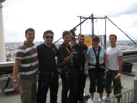 0.1.1.2 Zurück auf der Dachterasse. Gruppenbild mit em Team von Jochen Schweitzer. Die Jungs waren echt super