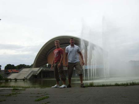 0.1.1.6 Alex und MAnuel vor dem Haus der Kulturen der Welt... da gehts nun rein