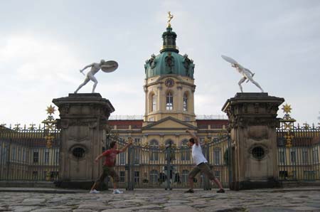 0.1.2.2 Alex und Manuel sind am Haupteingang des Schloß Charlottenburg...