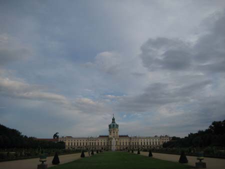 0.1.2.7 Das Schloß von hinten. Was für ein rieeesiger GArten