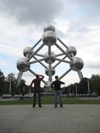 0.3.5 Manuel und Alex vor dem Atomium. Jetzt gehts in die Innenstadt Brüssels