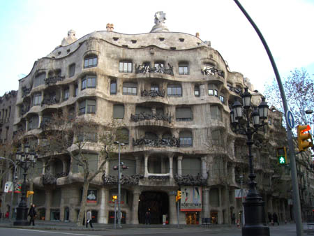 0.6.1 Casa Mila (La Pedrera) eines der berühmtesten Gebäude Gaudis. Da gehts jetzt rein