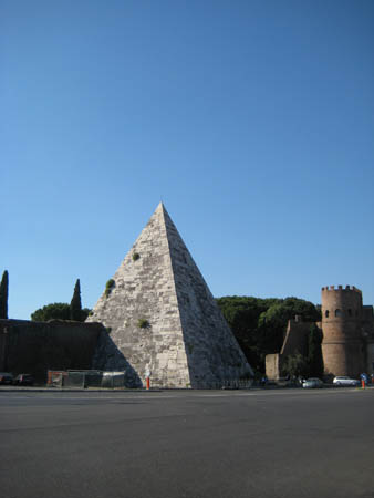 0.3.0 Die Cestius-Pyramide, genauer Pyramide des Caius Cestius in Rom, ist das pyramidenförmige Grabmal des römischen Praetors und Volkstribuns Caius Cestius Epul