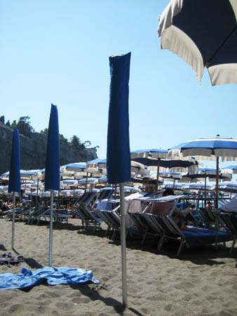 0.5.4 Hier sind wir in Sorrento am Strand. Schwarzer Strand bei dem Wetter... De Füße verglühen auf dem Weg ins Mittelmeer... Das Wetter war echt der Hammer