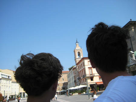 0.7.1 Wir schauen auf den Uhrenturm. Piazza Tre Martiri. Jetzt gehts zum Strand... Mal wieder....