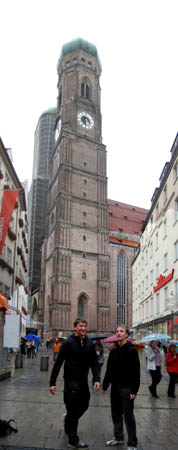 0.9.6 Wir stehen vor der Frauenkirche.