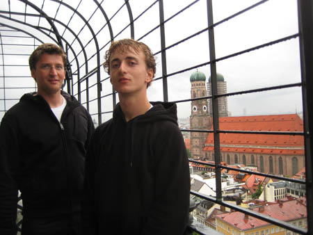 1.0.0 Manuel und Alex auf dem Alten Peter. Im Hintergrund die Frauenkirche