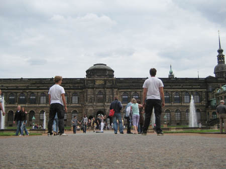 1.0.2 Alex und Manuel vor dem Zwinger in Dresden...