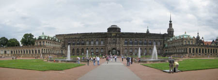 1.0.3 Der Dresdner Zwinger ist ein barock geprägter Gebäudekomplex mit Gartenanlagen in Dresden