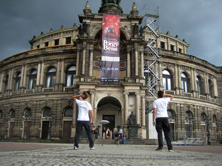 1.0.4 Alex und Manuel vor der Semperoper. Die Semperoper in Dresden ist das Opernhaus der Sächsischen Staatsoper Dresden