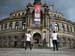 1.0.4 Alex und Manuel vor der Semperoper. Die Semperoper in Dresden ist das Opernhaus der Sächsischen Staatsoper Dresden