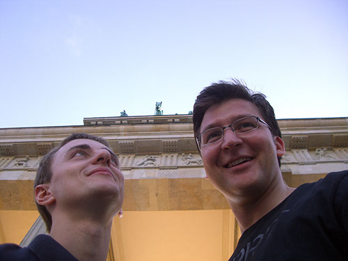 0.0.1 Alex und Manuel in berlin unter dem Brandenburger Tor