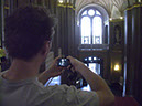 0.0.36 Alex fotografiert die lange große rote Treppe im Roten Rathaus
